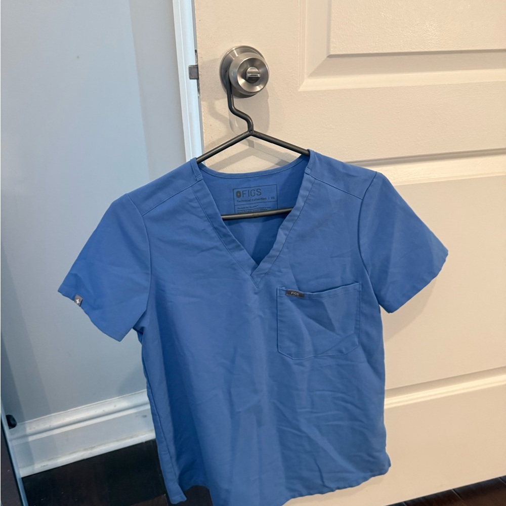 Figs scrub top